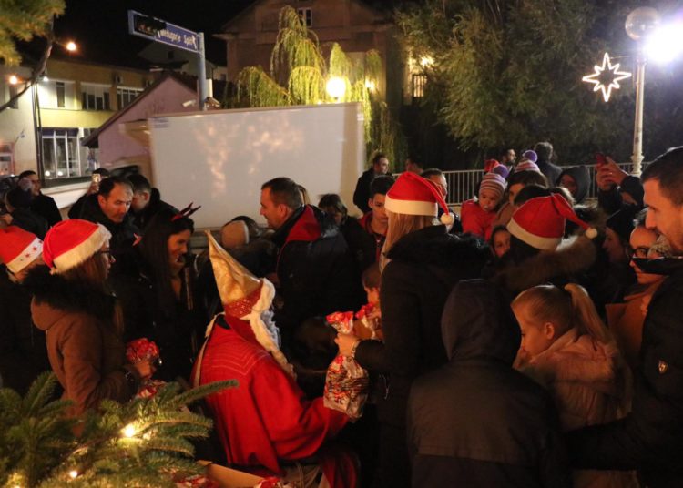 Široki Brijeg: Najmlađi na Trgu dobili darove od sv. Nikole, postavljene i jaslice