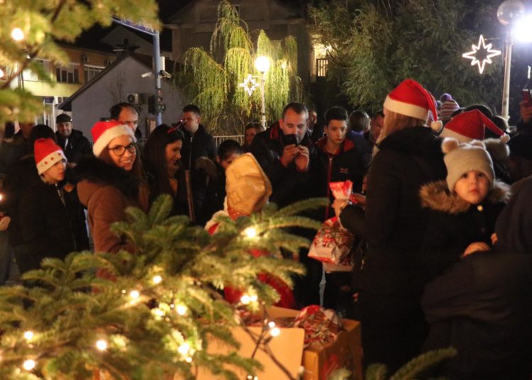 Široki Brijeg: Najmlađi na Trgu dobili darove od sv. Nikole, postavljene i jaslice