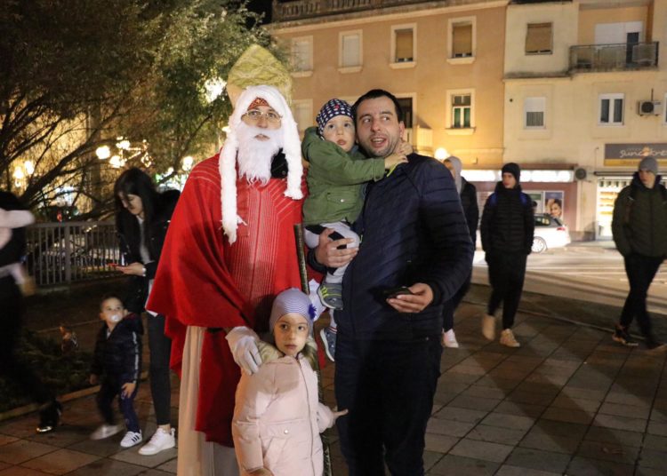 Široki Brijeg: Najmlađi na Trgu dobili darove od sv. Nikole, postavljene i jaslice