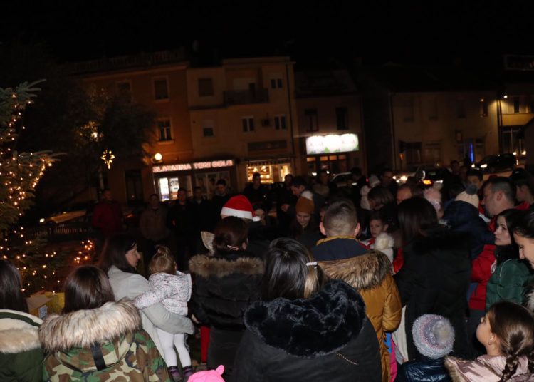 Široki Brijeg: Najmlađi na Trgu dobili darove od sv. Nikole, postavljene i jaslice