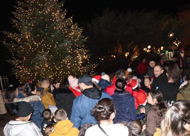 Široki Brijeg: Najmlađi na Trgu dobili darove od sv. Nikole, postavljene i jaslice