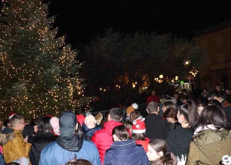Široki Brijeg: Najmlađi na Trgu dobili darove od sv. Nikole, postavljene i jaslice