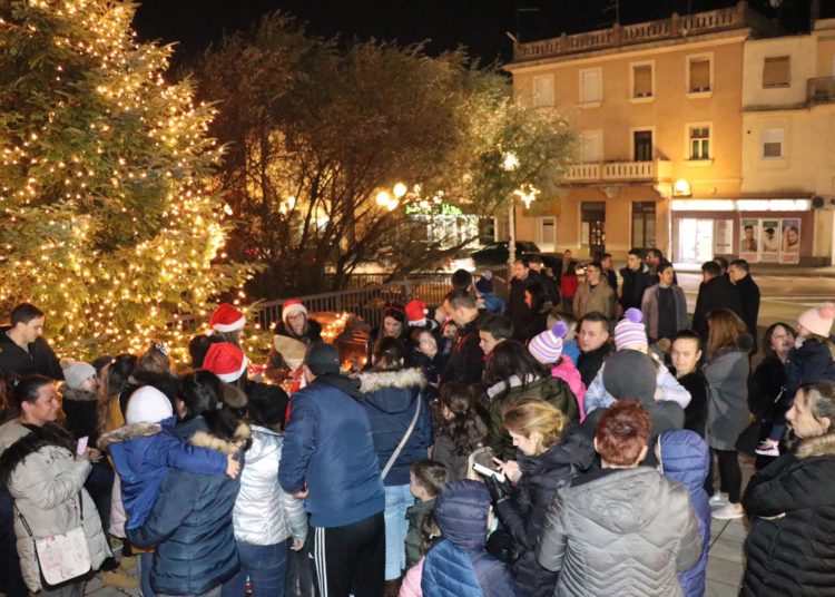 Široki Brijeg: Najmlađi na Trgu dobili darove od sv. Nikole, postavljene i jaslice