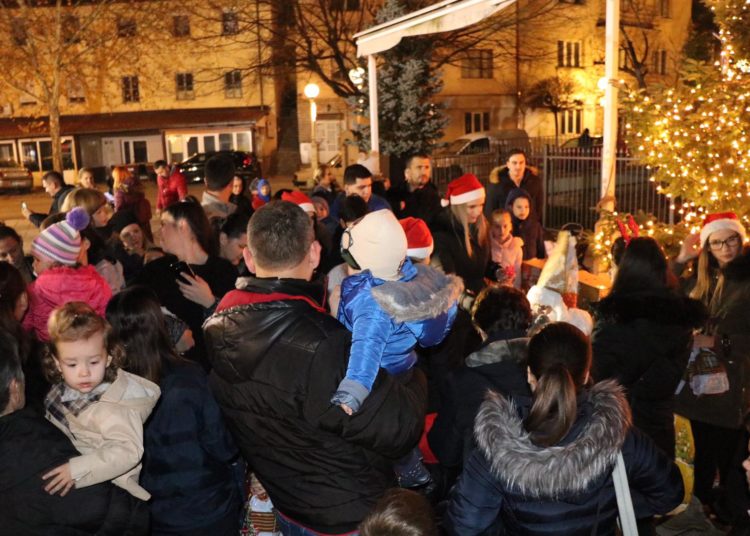 Široki Brijeg: Najmlađi na Trgu dobili darove od sv. Nikole, postavljene i jaslice