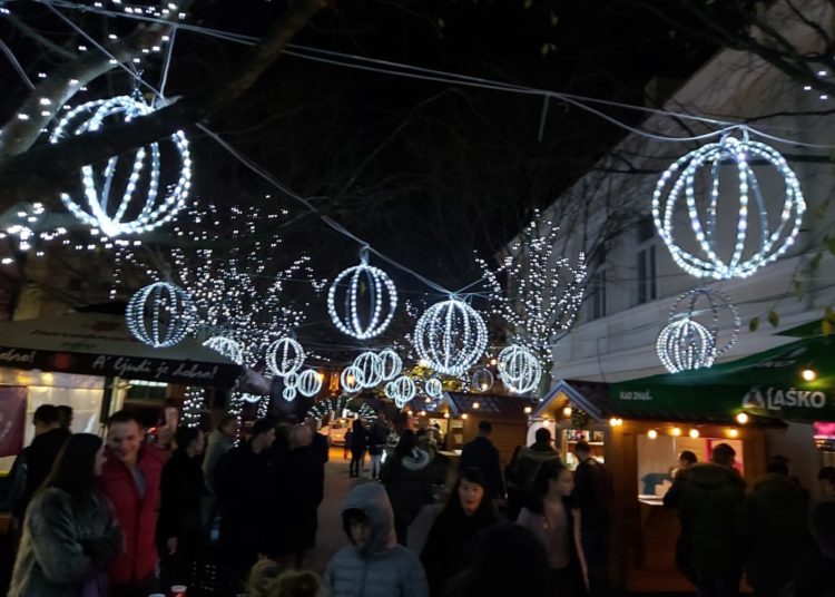 Advent u Ljubuškom privlači veliki broj posjetitelja (FOTOGALERIJA)