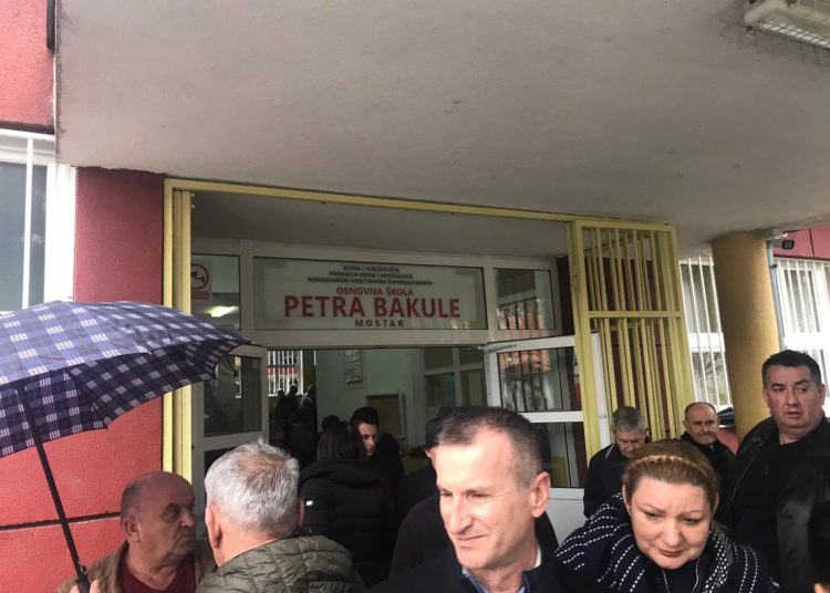 Vrisak.info na biračkim mjestima u Mostaru: Donosimo fotografije, izlaznost dobra