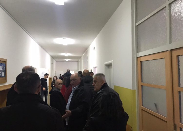 Vrisak.info na biračkim mjestima u Mostaru: Donosimo fotografije, izlaznost dobra
