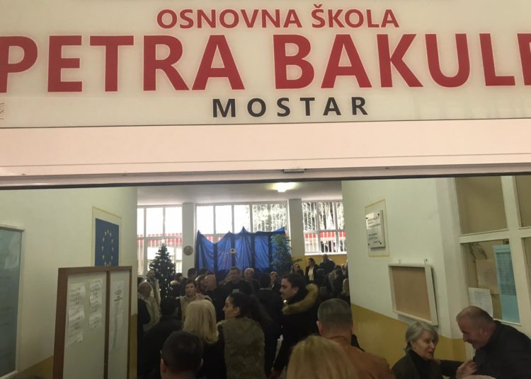 Vrisak.info na biračkim mjestima u Mostaru: Donosimo fotografije, izlaznost dobra