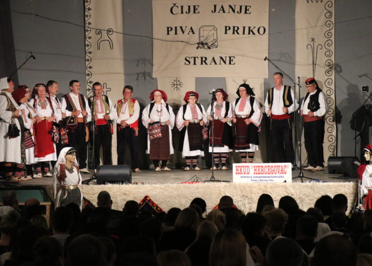 Koncert HKUD „Hercegovac“ oduševio publiku u Širokom Brijegu!