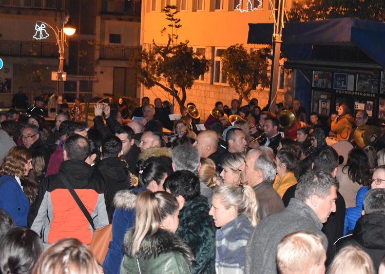 “Advent u Ljubuškom”: Mnoštvo građana na prvoj večeri