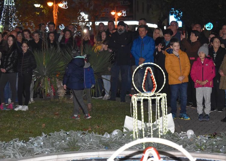 “Advent u Ljubuškom”: Mnoštvo građana na prvoj večeri