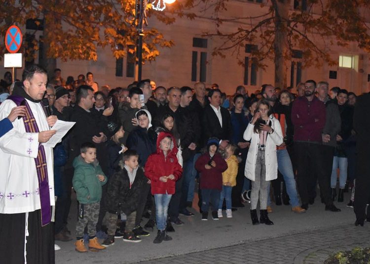 “Advent u Ljubuškom”: Mnoštvo građana na prvoj večeri