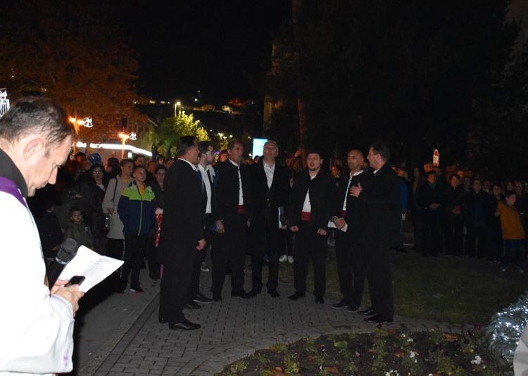 “Advent u Ljubuškom”: Mnoštvo građana na prvoj večeri