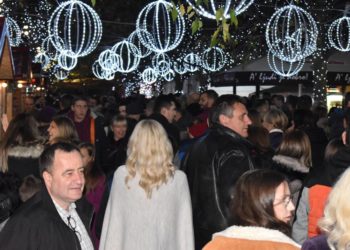 “Advent u Ljubuškom”: Mnoštvo građana na prvoj večeri