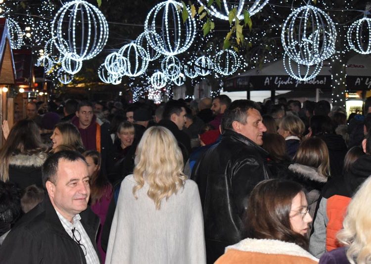 “Advent u Ljubuškom”: Mnoštvo građana na prvoj večeri