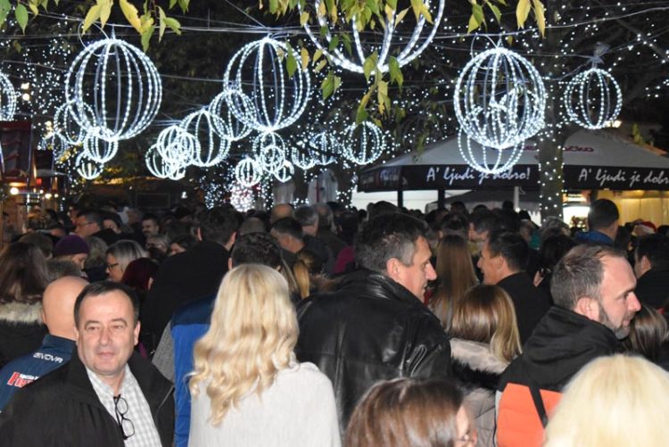 “Advent u Ljubuškom”: Mnoštvo građana na prvoj večeri