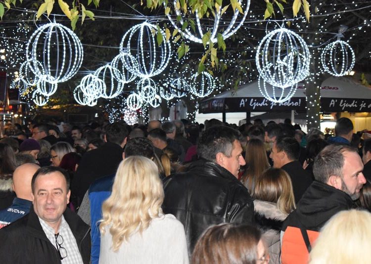 “Advent u Ljubuškom”: Mnoštvo građana na prvoj večeri