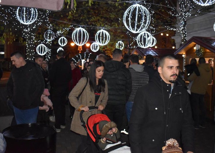 “Advent u Ljubuškom”: Mnoštvo građana na prvoj večeri