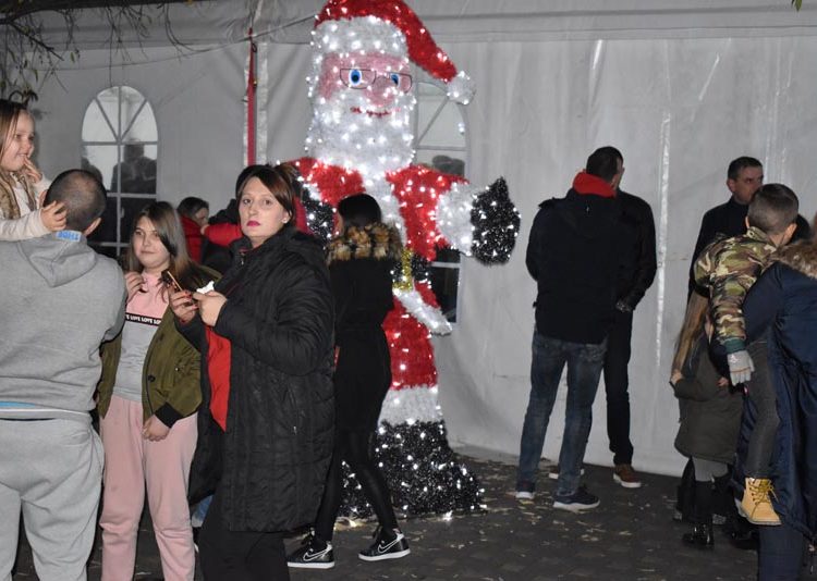 “Advent u Ljubuškom”: Mnoštvo građana na prvoj večeri