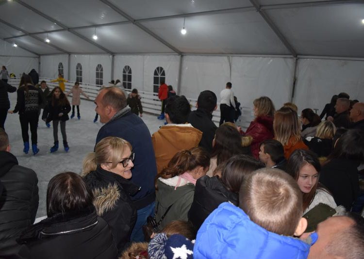 “Advent u Ljubuškom”: Mnoštvo građana na prvoj večeri