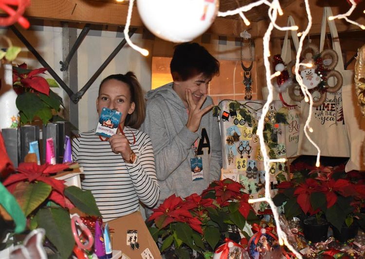 Otvoren Božićni sajam Udruge mladih Agape