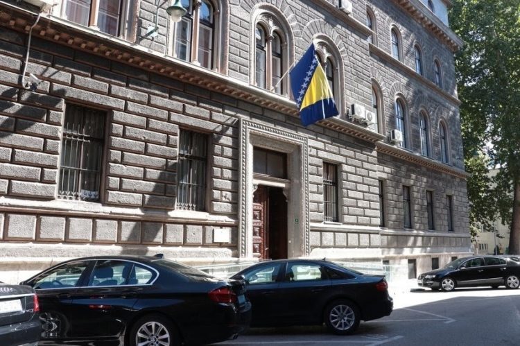 Nakon što je Vrisak objavio kako je Mlinarević uposlena s VSS-om MVP aktualiziralo ovo pitanje