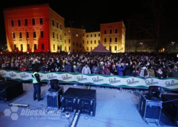 Veliki broj građana na otvorenom u Mostaru dočekao novu godinu
