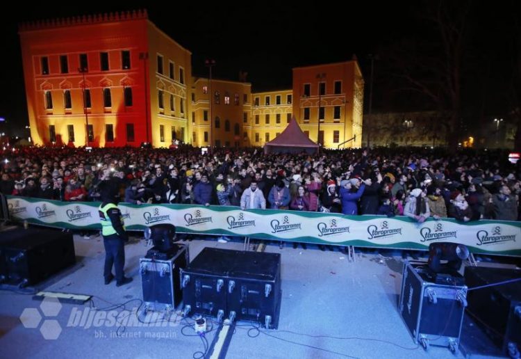 Veliki broj građana na otvorenom u Mostaru dočekao novu godinu