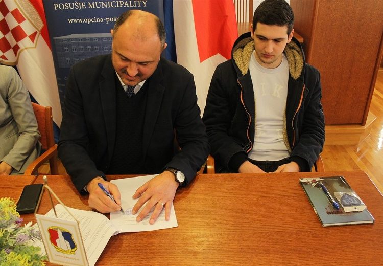 Potpisani ugovori o dodjeli stipendija: Općina Posušje stipendirala 27 studenata