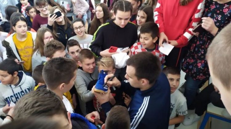 Marino Marić posjetom oduševio učenike škole u Cimu (VIDEO)