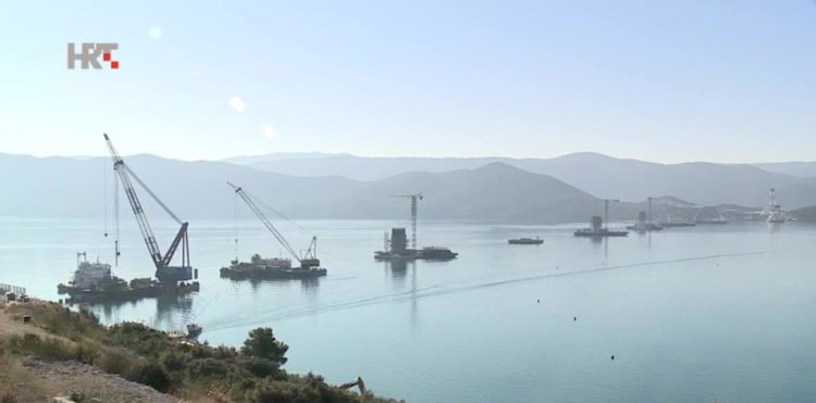 Rastu stupovi Pelješkog mosta, na njima radi više od 600 radnika