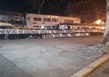 Torcida poručila: “Ni krivog ni dužnog ubili te brate, prokleti oni koji ti mrtvo ime blate!”