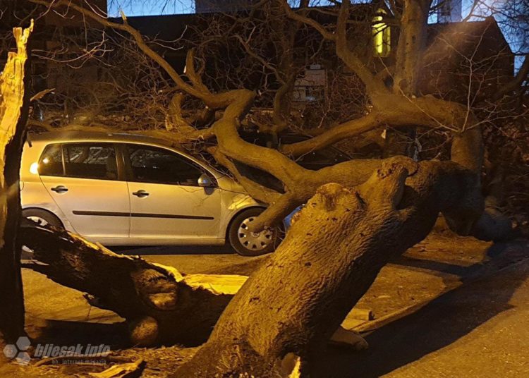 Jak vjetar u Mostaru lomio stabla, rušio fasade, krovove, oštećeno više automobila