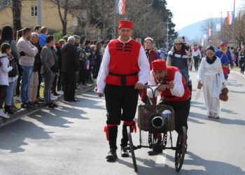 Ljubuški karneval: Gradskoj vlasti kino, cvijeće i maskota Pele, narodu pregršt smijeha