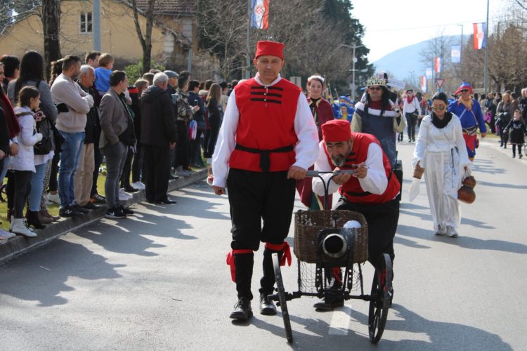 Ljubuški karneval: Gradskoj vlasti kino, cvijeće i maskota Pele, narodu pregršt smijeha