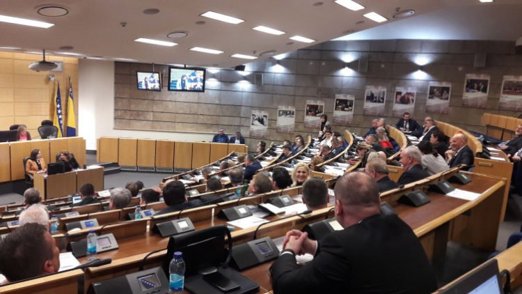 Svi zastupnici prasnuli u smijeh: Federalnim parlamentom odzvanjala glazba Mile Kitića