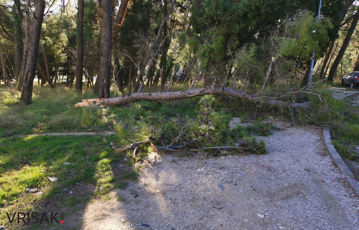 U Mostaru naleti bure od 120 km/h napravili ogromnu štetu
