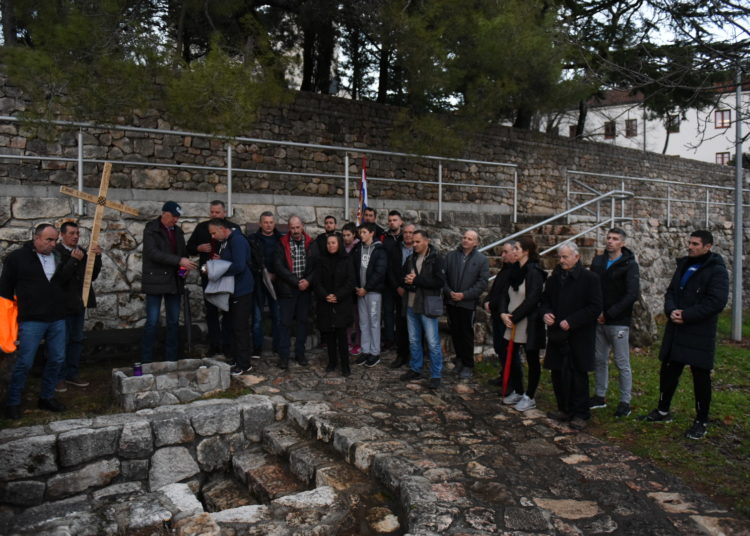 Iz Mokrog i Crnih Lokava održan mimohod sjećanja na pobijene širokobriješke franjevce i puk