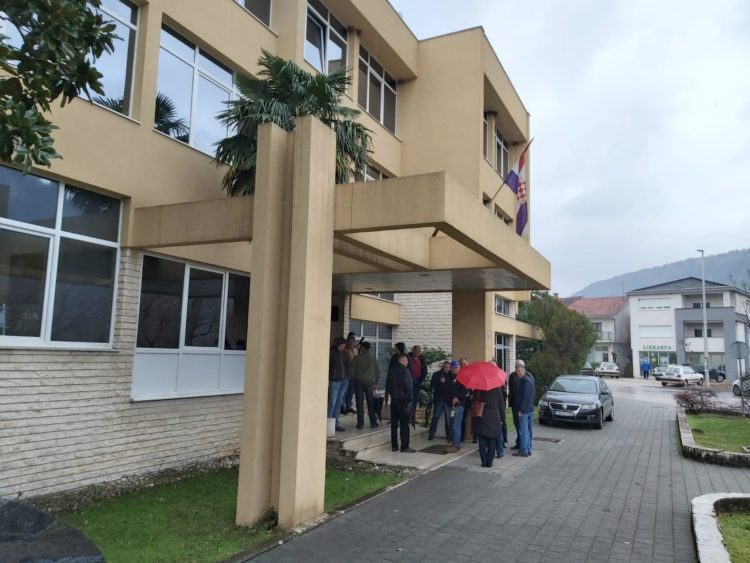 Dvadesetak branitelja prosvjeduje pred zgradom Vlade i Skupštine ŽZH