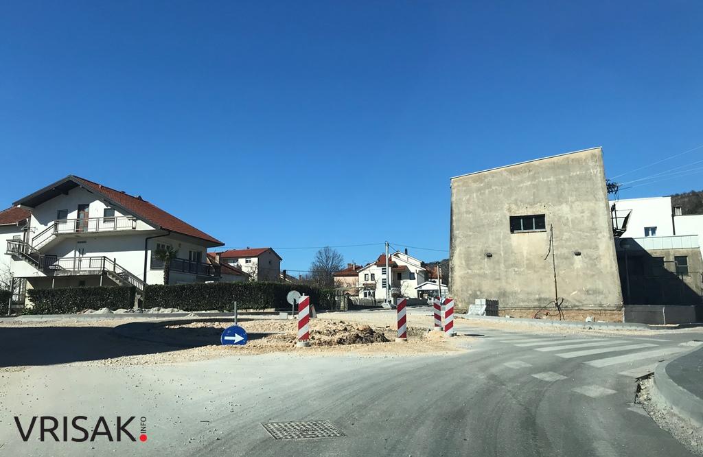 Široki Brijeg: Radovi na kružnom toku i nogostupima, parking završen!