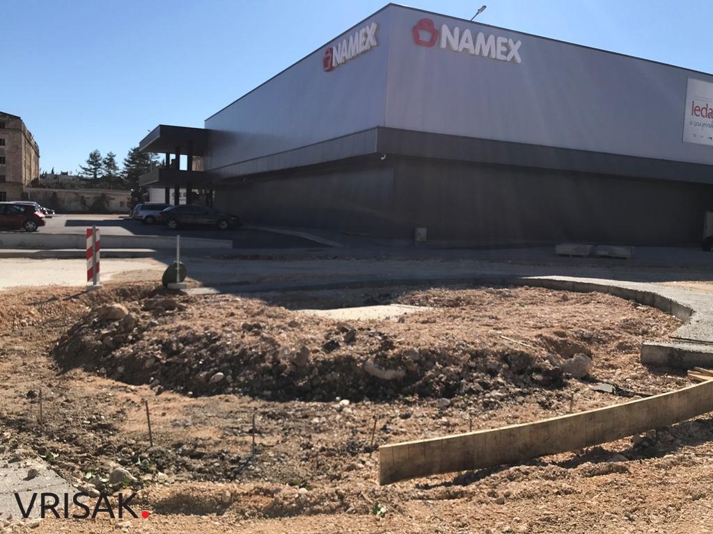 Široki Brijeg: Radovi na kružnom toku i nogostupima, parking završen!