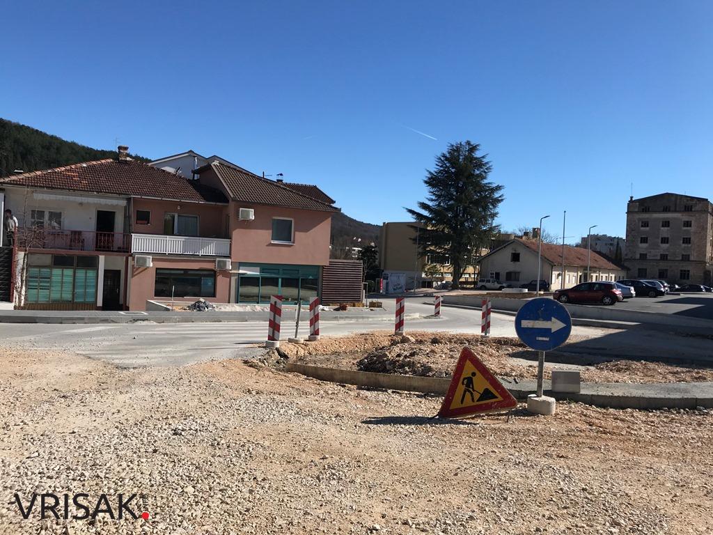 Široki Brijeg: Radovi na kružnom toku i nogostupima, parking završen!