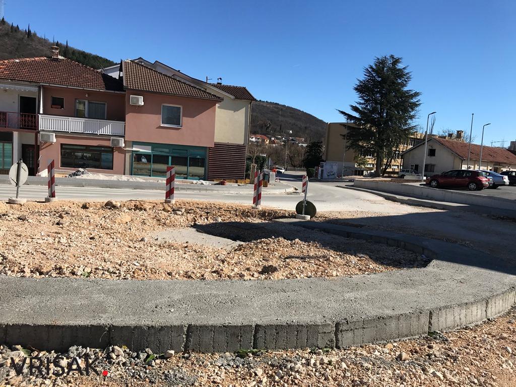 Široki Brijeg: Radovi na kružnom toku i nogostupima, parking završen!