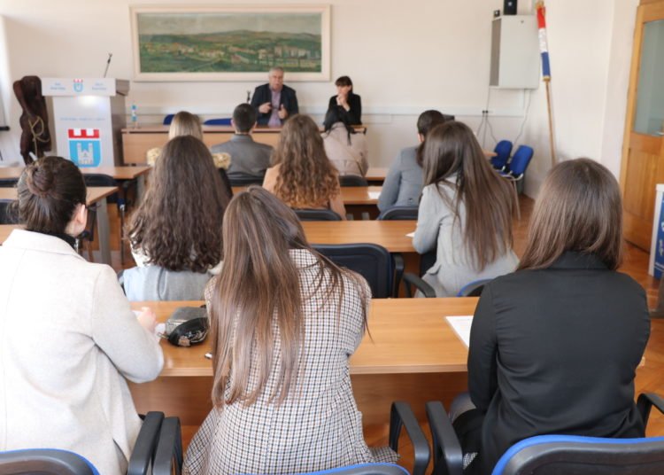 Gradonačelnik Kraljević potpisao ugovore s dobitnicima studentskih stipendija