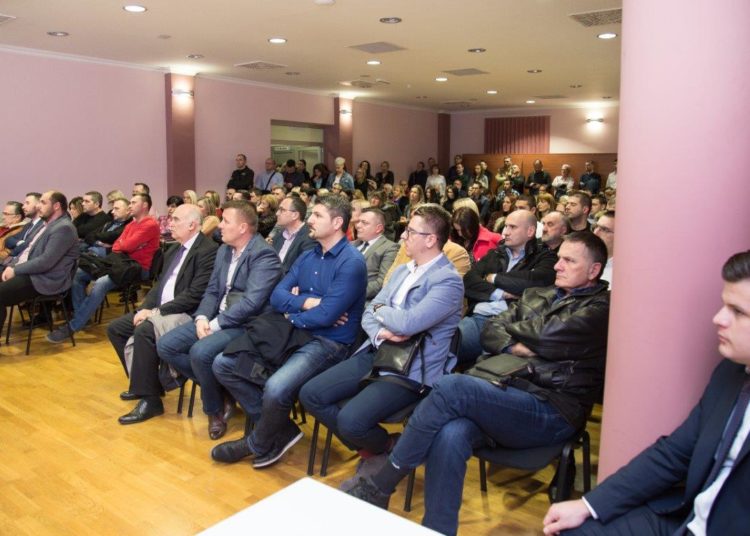 Okrugli stol “Izborna pravila za Grad Mostar” privukao veliki broj građana