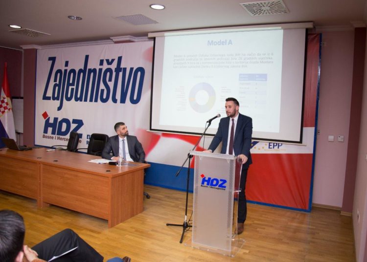 Okrugli stol “Izborna pravila za Grad Mostar” privukao veliki broj građana