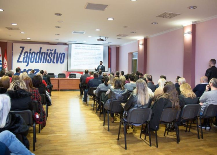 Okrugli stol “Izborna pravila za Grad Mostar” privukao veliki broj građana