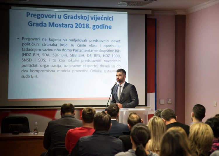 Okrugli stol “Izborna pravila za Grad Mostar” privukao veliki broj građana