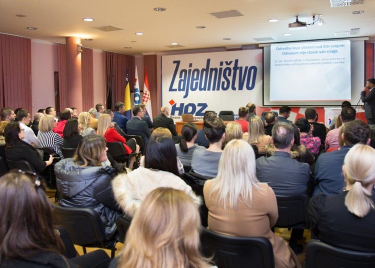 Okrugli stol “Izborna pravila za Grad Mostar” privukao veliki broj građana