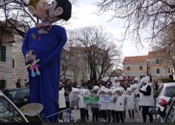 Imoćani na karnevalu spalili gay par s usvojenim djetetom koje je imalo petokraku na čelu